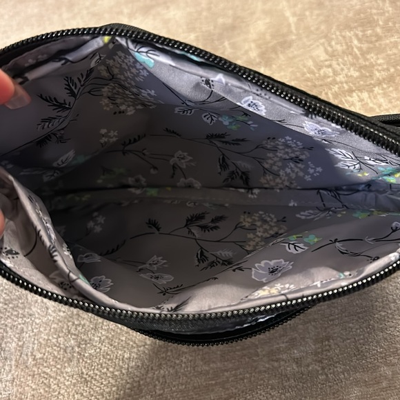 Vera Bradley Essential Sling Backpack.  New With Tags - Picture 3 of 4